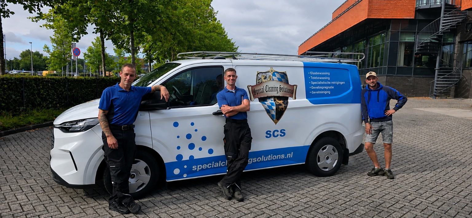 Team van Special Cleaning Solutions bij de bedrijfsbus